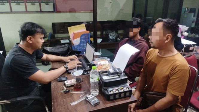 Polisi tengah memeriksa tiga orang pelaku Sabu