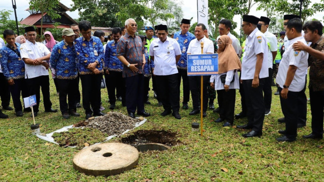 Wagub Jateng dan Bupati Kudus tinjau sumur resapan di Taman Gondosari.