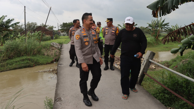 Kapolres Demak bersama perangkat desa Banjarejo tinjau jembatan