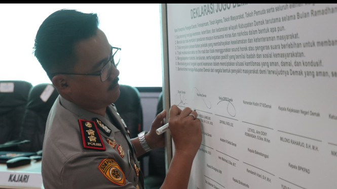 Kapolres Samelino membubuhkan tanda tangan Deklarasi Jogo Demak.