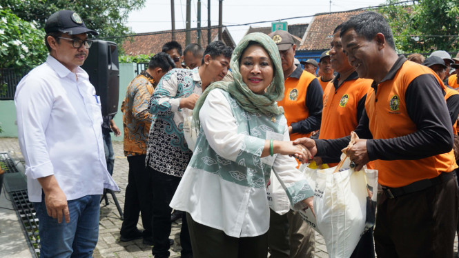 Titik Soeharto berikan sembako pada petugas kebersihan Yogya