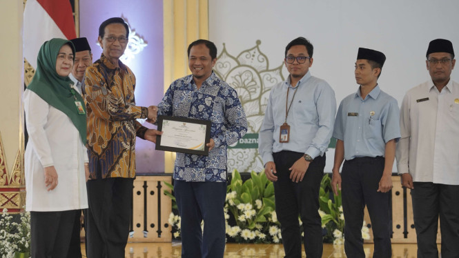 Sri Sultan HB X  serahkan zakat melalui BAZNAS