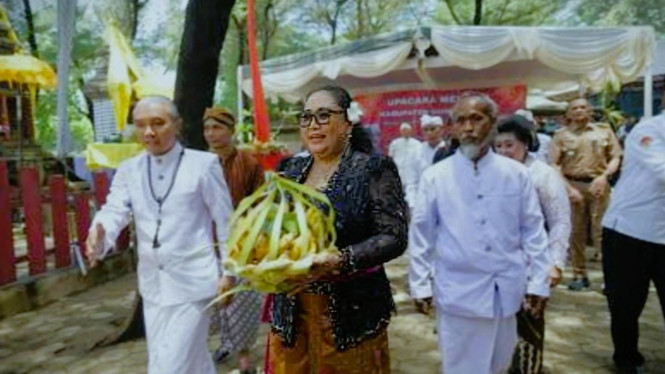 Bupati Gunungkidul ikuti Melasti di Pantai Ngobaran