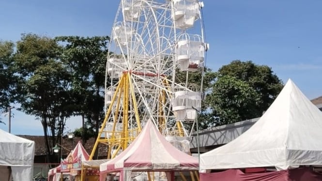 Bianglala pasar malam di Karanganyar diperiksa sebelum dibuka umum