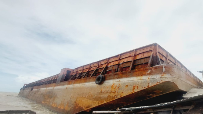Kapal Tongkang hanyut hingga ke daratan di Kecamatan Sayung, Demak