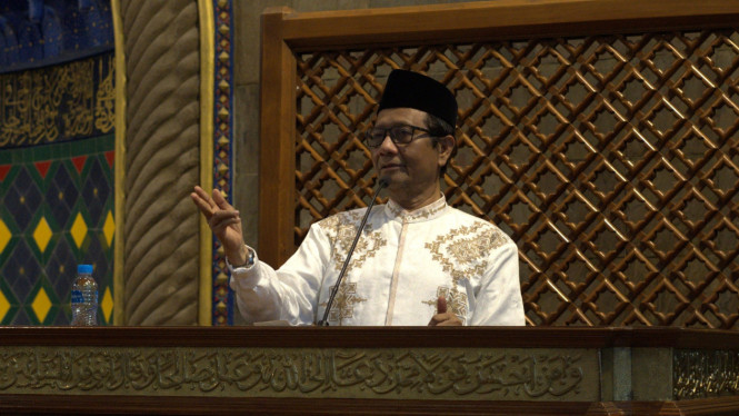 Prof Dr Mahfud MD ceramah terawih di UGM