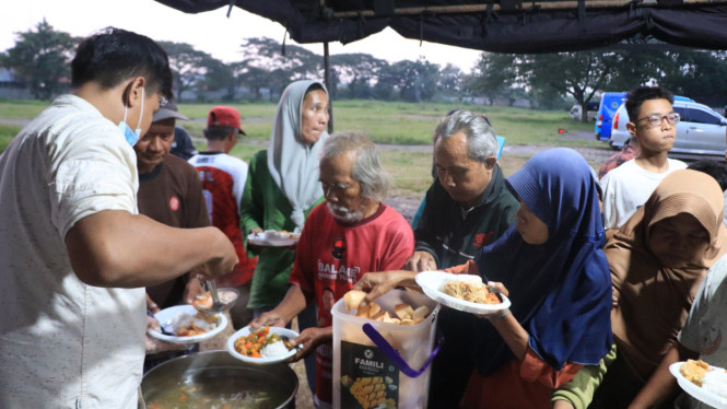 Polres Tegal berbagi 300 porsi makanan
