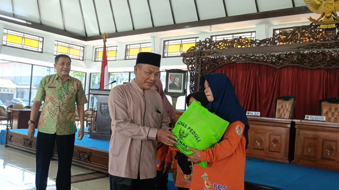 Baznas Kabupaten Batang menyalurkan bantuan sembako