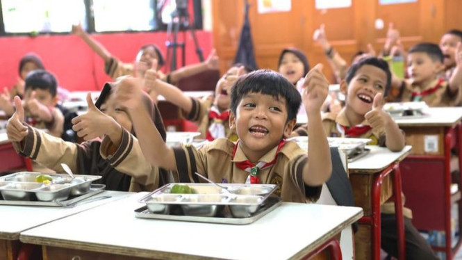 Siswa menikmati makan bergizi gratis