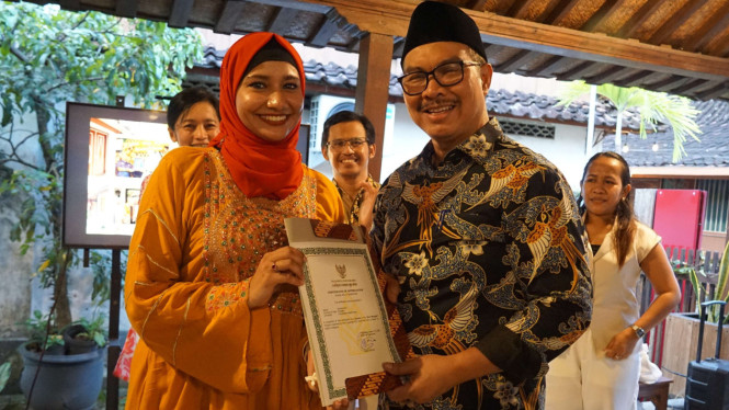 Walikota Yogya memberikan sertifikat pada mahasiswa asal Pakistan