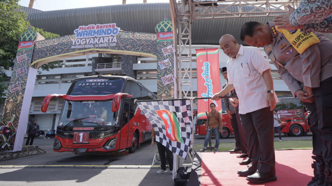 KGPAA Paku Alam X melepas pedagang Warmindo