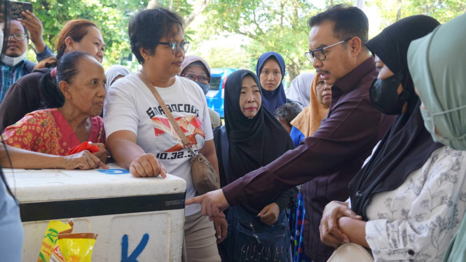 Walikota Yogya berbaur dalam pasar murah