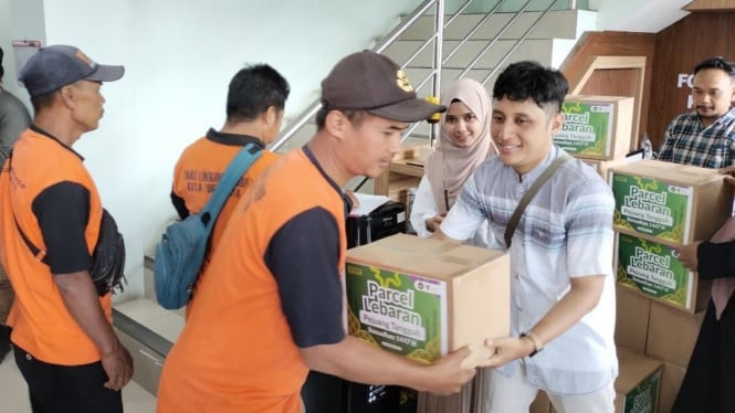 Pasukan Oranye Yogya terima bingkisan