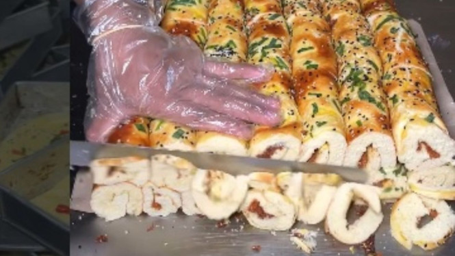 Roti abon gulung legendaris dekat Malioboro