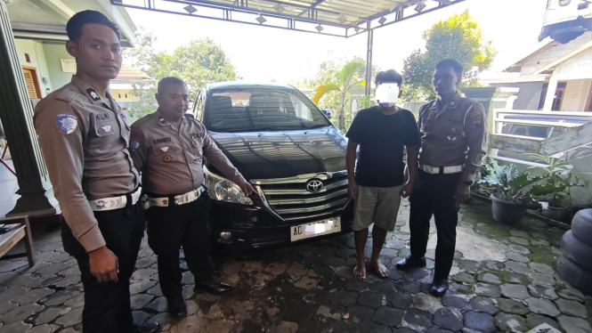 Sosok pengemudi mobil misterius saat diamankan polisi