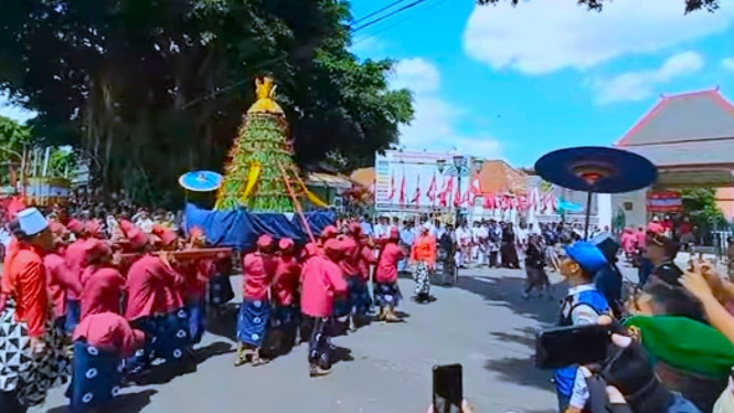 Gunungan diarak menuju Masjid Gedhe Kauman