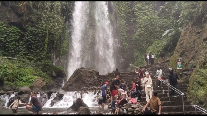 Ribuan wisatawan padati Air Terjun Jumok saat libur Lebaran