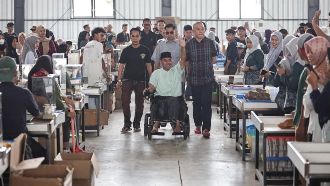 Muhammad Suryo di tengah karyawannya