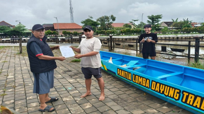 Anggota DPRD Batang, Nur Untung Slamet  menyerahkan bantuan perahu untuk lomba dayung.