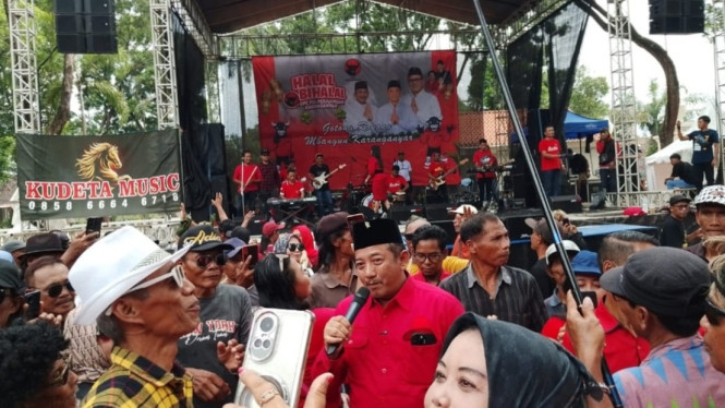 Ketua PDIP Karanganyar Rober Ditengah Kadernya