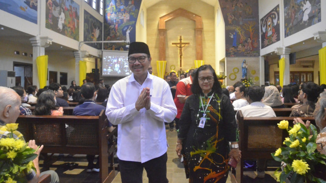 Walikota Yogya saat mengunjungi Gereja St Antonius