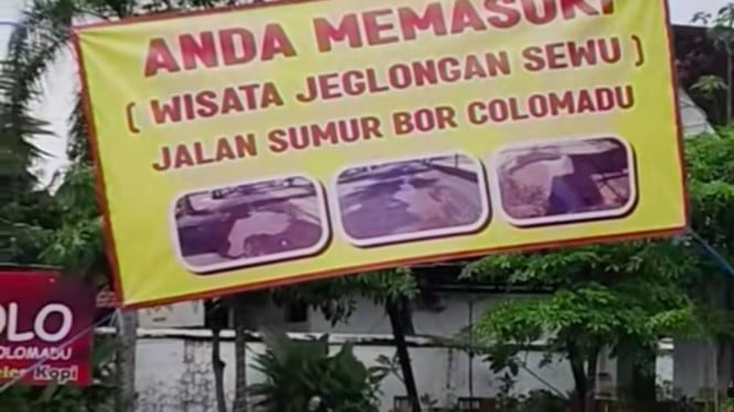 Spanduk Protes Jalan Rusak Warga Colomadu