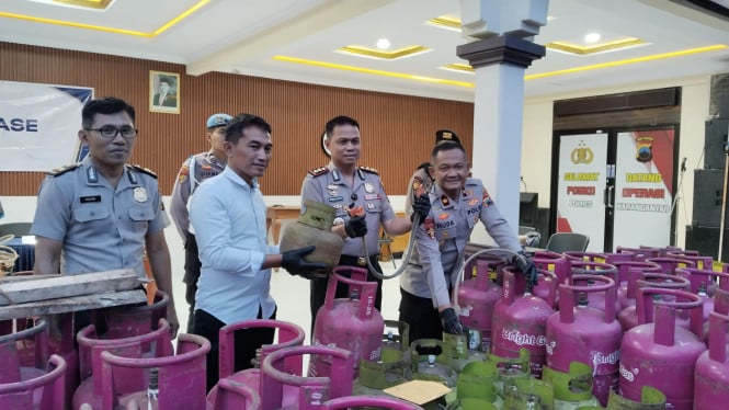 Kapolres didampingi Wakapolres dan Kasatreskrim tunjukkan LPG oplosan