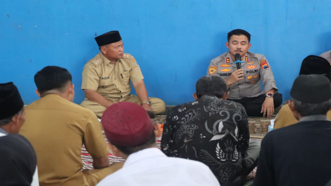 Kapolres Demak, Arrizal Samelino Gandasaputra, bersama warga