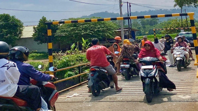 Warga melintas di Jembatan Kalibelo, Kabupaten Batang, usai dilakukan perbaikan.