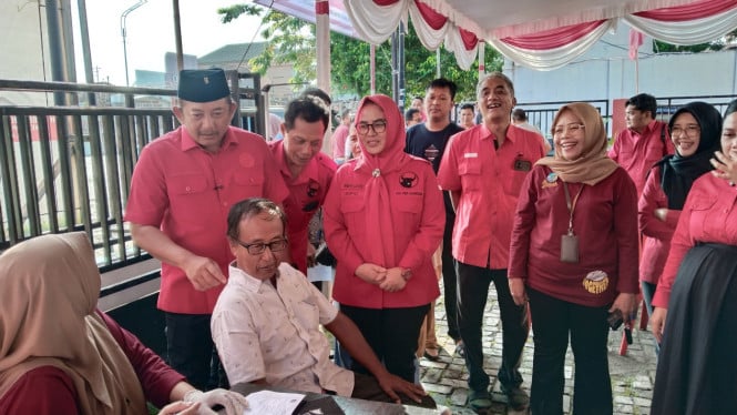 Ketua DPC PDIP Rober didampingi Bendahara Latri cek kesehatan warga