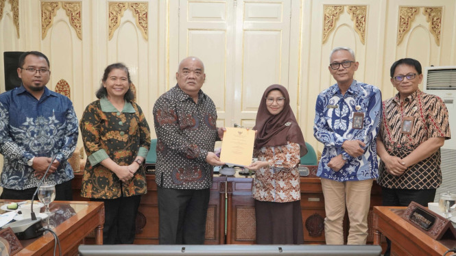 Penyerahan LKPD Tahun Anggaran 2025 oleh Wagub DIY