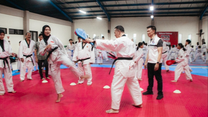 Atlet Taekwondo Solo tengah latihan