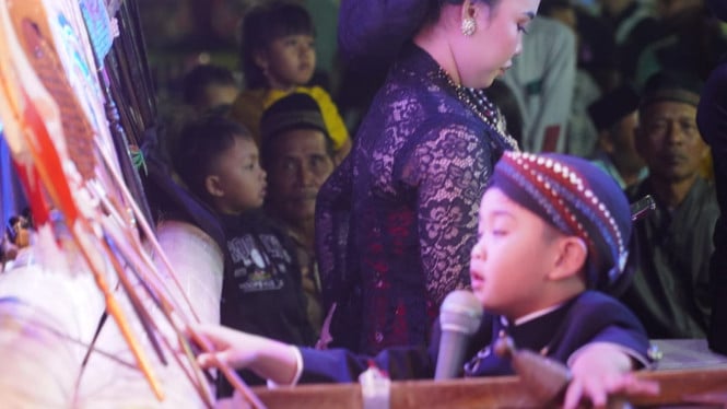 Ribuan warga Jepara larut dalam pagelaran wayang kulit tujuh dalang cilik, yang tak hanya menghibur tapi juga jadi simbol regenerasi budaya di Kota Uk