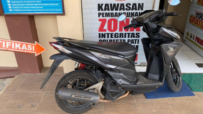Motor korban digondol pelaku usai ditipu dicarikan lowongan pekerjaan.