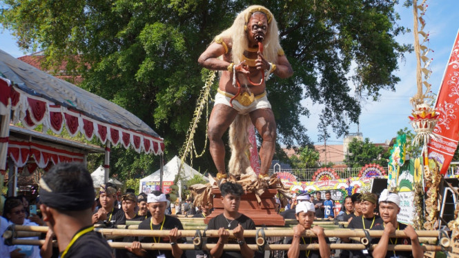 Ogoh ogoh Bali Setinggi hampir tiga meter di arak di Jepara