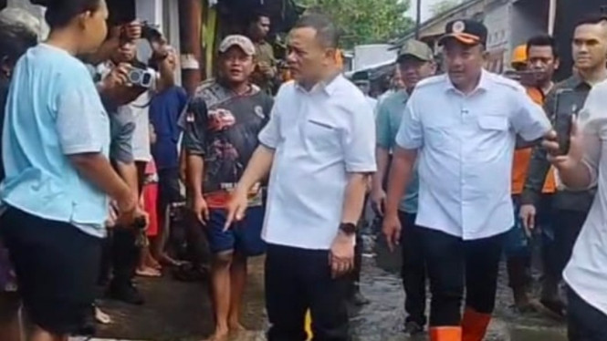 Didampingi Bupati Rober, Gubernir Ahmad Luthfi Tinjau Korban Banjir di Karamganyar