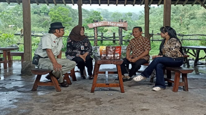 Kepala Dinas Koperasi dan UKM Sleman, Sutiasih, bersama wakil ketua DPRD Hasto Karyantoro di Warung Kopi Merapi