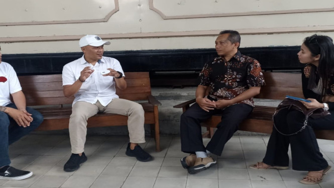 Wakil Ketua DPRD Sleman Hasto Karyantoro (dua dari kanan) ingatkan pegiat Desa Wisata
