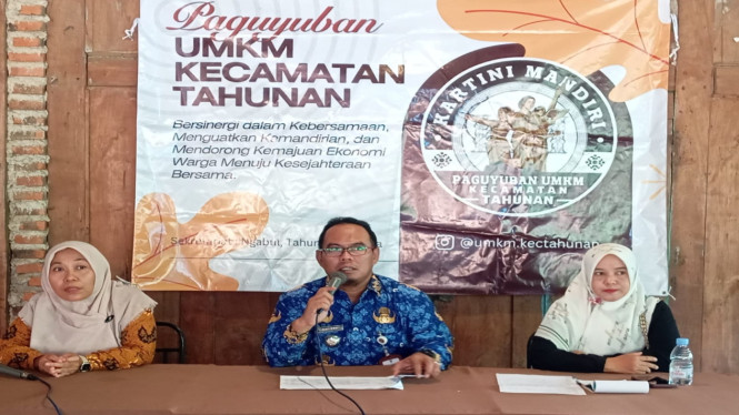Camat Tahunan Saat Acara hala Bihalal Beserta Ibu ibu UMKM