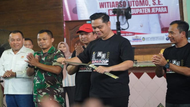 Bupati Jepara Saat Mencoba Golok Pesilat