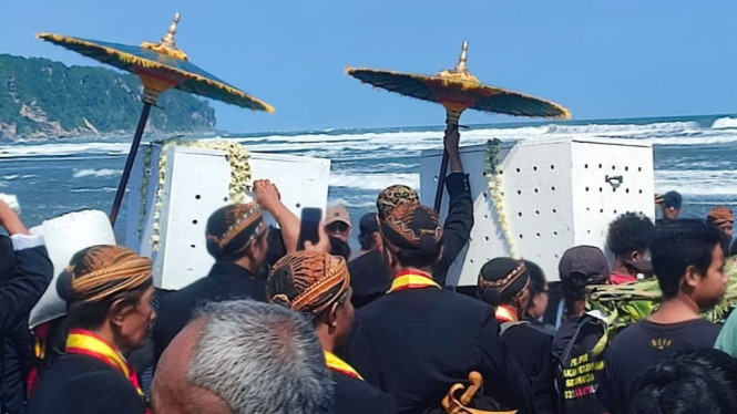 Karaton Surakarta gelar Labuhan Adang di Parangkusumo Bantul