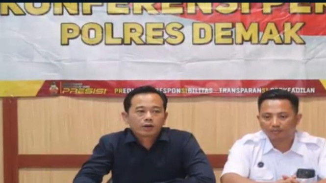 Kasi Humas Polres Demak mewakili Kapolres dan Ketua Koordinator SPPG Kabupaten Demak mewakili BGN saat melakukan konfrensi pers dengan media