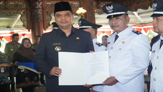 Bupati Jepara Witiarso Utomo Serahkan SK Kepala Desa Pasca Pelantikan