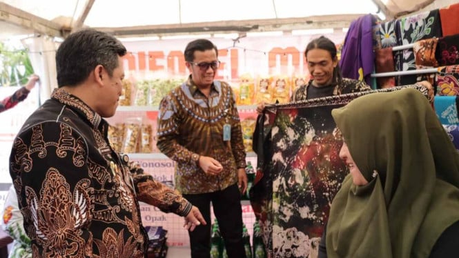 Bupati Afif Nurhidayat saat meninjau stand UMKM Kabupaten Wonosobo di Wonosobo Expo 2026.