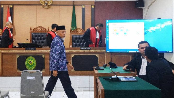 Mantan Bupati Sleman, Sri Purnomo,  didakwa melakukan korupsi dana hibah pariwisata