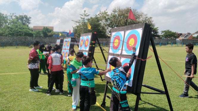 Atlet pelajar mengikuti seleksi panahan Popda 2026 di Karanganyar.