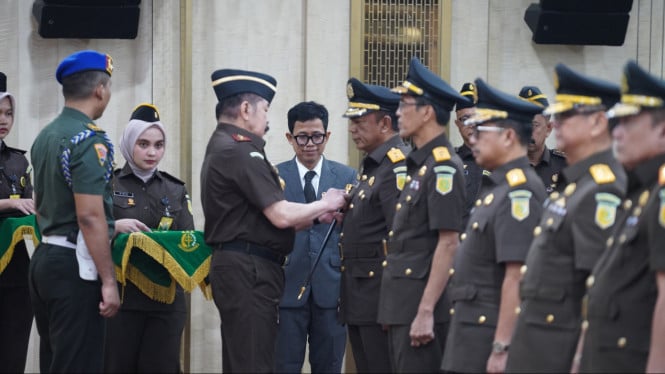 Ketua Komjak RI, Pujiyono Suwadi, menyaksikan pelantikan Kajati oleh ST Burhanuddin di Jakarta, Rabu (29/4/2026).