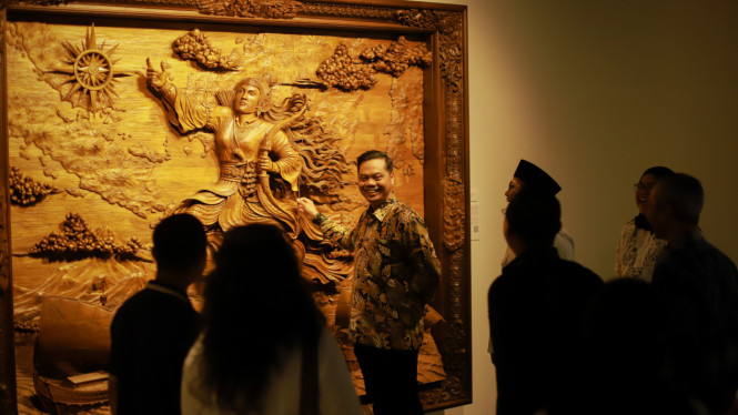 Bupati Jepara Witiarso Utomo Didepan Mahakarya TATAH 2026 menghadirkan karya-karya maestro ukir Jepara yang menampilkan kekuatan estetika