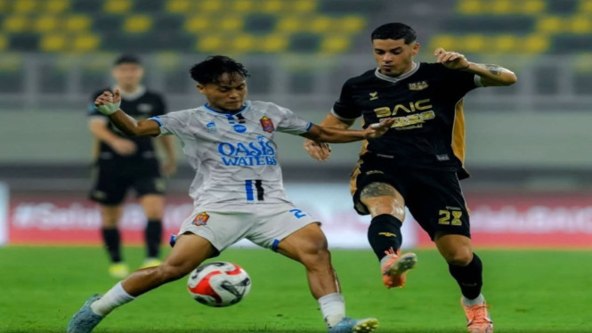Fikron Afriyanto Pemain Persijap jersey Putih  Saat Berebut Bola Alexis Messidoro Pemain Dewa United Banten