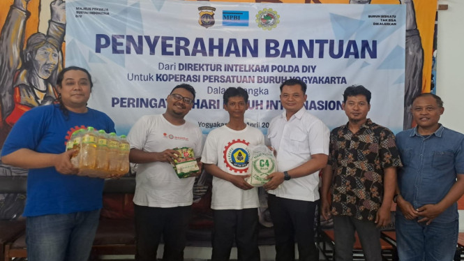 DPD KSPSI DIY, bagikan ratusan paket sembako dibagikan kepada buruh terdampak PHK.